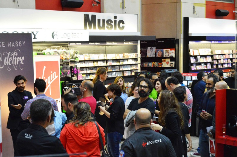 Mike Massy signs Le Délire surrounded by his fans and the press